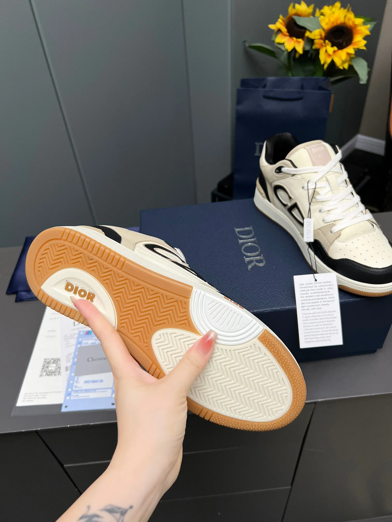 Men's Men's Shoes 💰600 Dior DiorB57 top version of low-top sneakers! ! ! Navy blue with beige smooth first-layer cowhide, fully oiled edges, T men's shoes 💰U outsole.  The 2024 autumn men's wear series has made a wonderful debut, a new classic item launched by Dior. Crafted from smooth first-grain cow leather in navy blue and beige, it's accented by a large leather heat-stamped CD logo on the sides. The distinctive laces of the same color match the color of the shoe body, and the opening and closing are decorated with various classic details on the tongue, sole and back side to enhance the style. The eyelet details, upper stitching and heel strip panels of the same color highlight the dynamic charm of its sports style. Exclusive two-color molded T men's shoes 💰U outsole is light, comfortable, non-slip and wear-resistant, the mesh lining and feet are customized with original colors, soft and breathable. Exquisite production technology highlights the grade, and can be matched with all kinds of clothing to create a refined look.